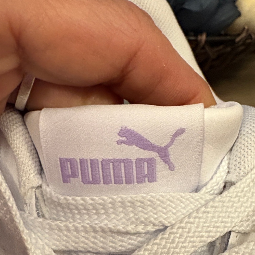 #131 Puma Carina 2.0 Youth leather White& Lavender&blue ombré soles NWOT sz 6 - Picture 2 of 8